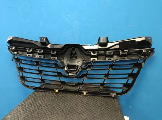 купить Решетка радиатора на Renault Master III