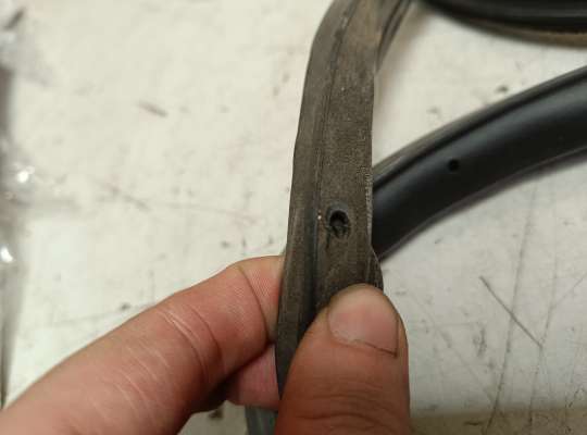 купить Уплотнитель двери на Pontiac Vibe