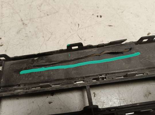 Решетка (заглушка) бампера на Volkswagen Touareg II (7P)