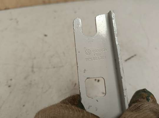 купить Петля капота на Volkswagen Jetta V (1K)