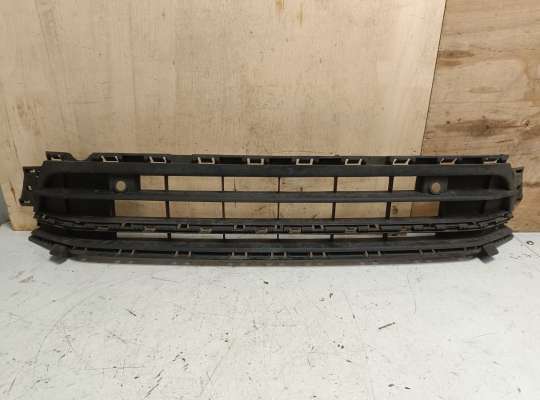 Решетка (заглушка) бампера VG2577675 на Volkswagen Jetta VI (1B)