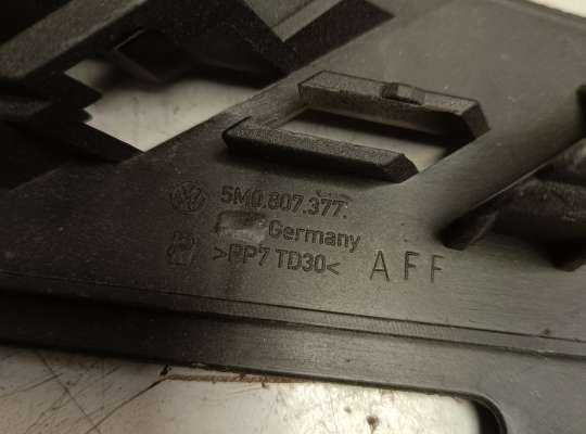 Кронштейн бампера на Volkswagen Golf Plus (5M1)