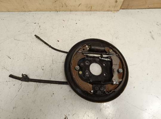 Щит (диск) опорный тормозной MT553450 на Mitsubishi Space Wagon (N9_W, N8_W, UG)