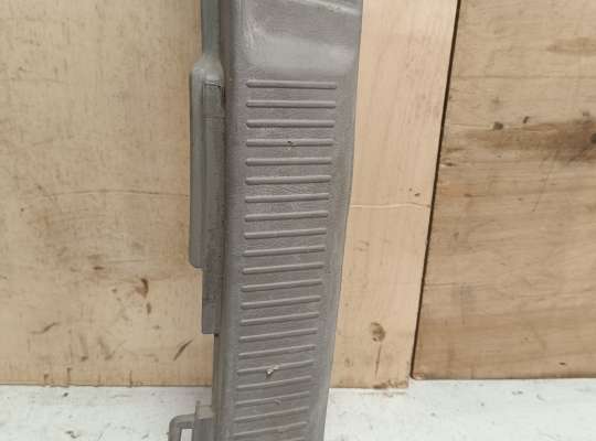 купить Накладка замка багажника на Pontiac Vibe