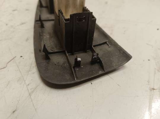 Кнопки стеклоподьемника на Pontiac Vibe