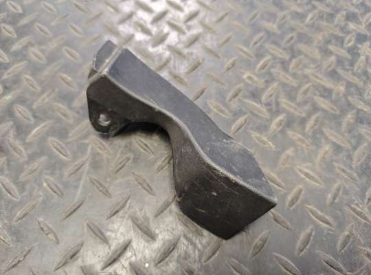 купить Накладка петли капота на Renault Master III