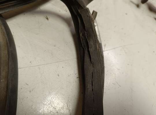 купить Уплотнитель двери на Pontiac Vibe