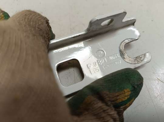 купить Петля капота на Volkswagen Jetta V (1K)