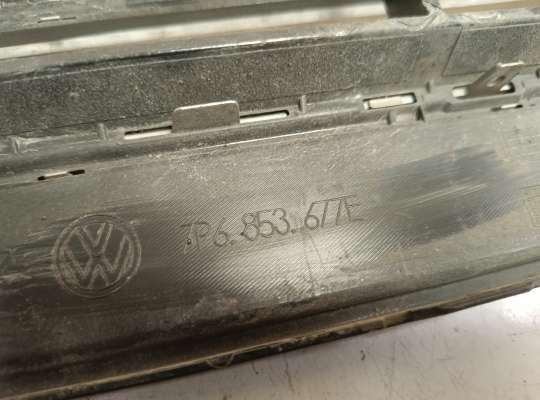 Решетка (заглушка) бампера на Volkswagen Touareg II (7P)