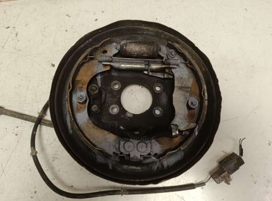 купить Щит (диск) опорный тормозной на Mitsubishi Space Wagon (N9_W, N8_W, UG)