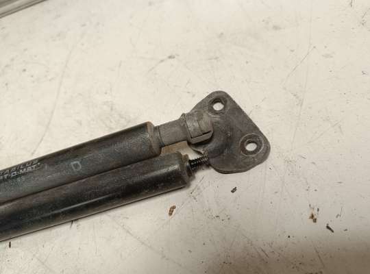 купить Амортизатор крышки багажника на Pontiac Vibe