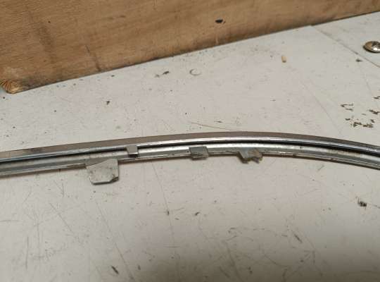 купить Молдинг решетки радиатора на Volkswagen Touareg II (7P)