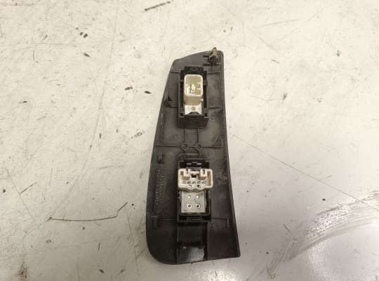 Кнопки стеклоподьемника на Pontiac Vibe