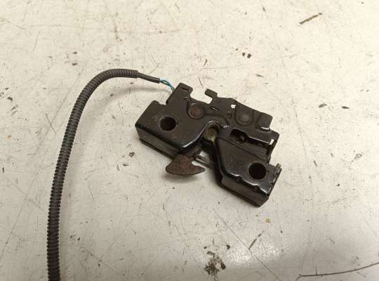 Замок капота на Volkswagen Caddy III (2K)