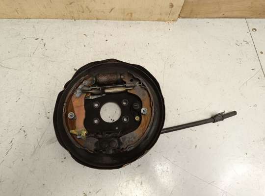 Щит (диск) опорный тормозной MT553451 на Mitsubishi Space Wagon (N9_W, N8_W, UG)