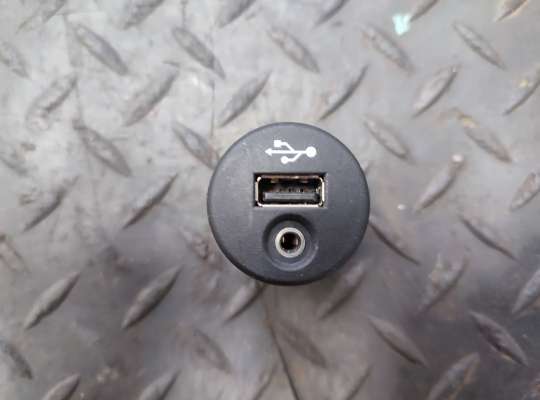 Разъем USB AUX NS634760 на Nissan Qashqai I (J10)