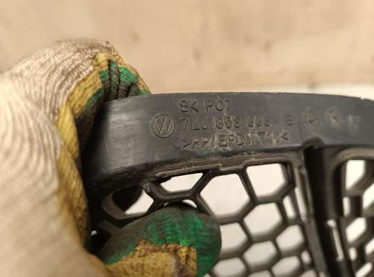 Решетка (заглушка) бампера на Volkswagen Touareg I (7L)