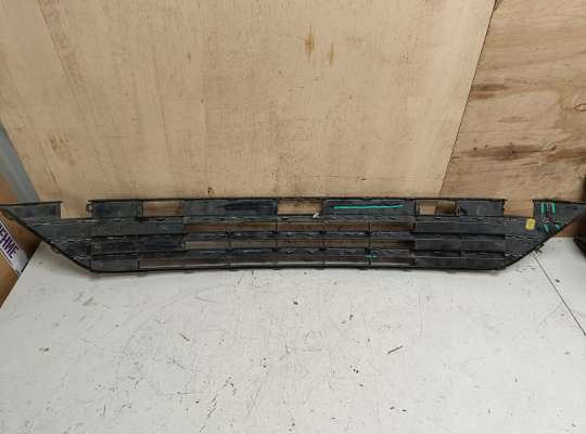 Решетка (заглушка) бампера на Volkswagen Touareg II (7P)