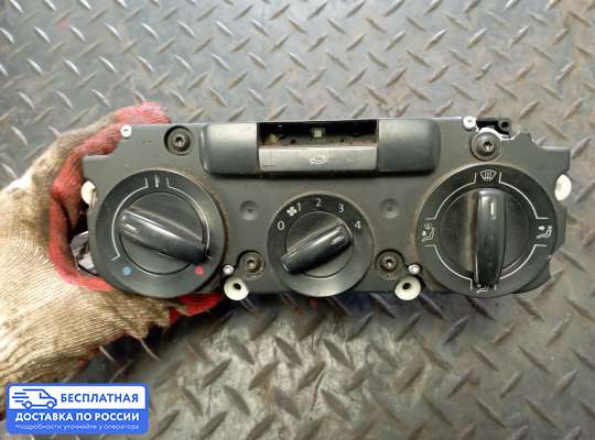 Блок управления печкой на Volkswagen Caddy III (2K)
