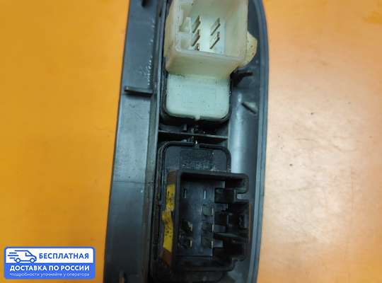 Кнопки стеклоподьемника на Ford Escape
