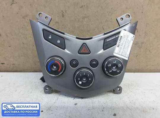 Блок управления печкой на Chevrolet Aveo II (T300)