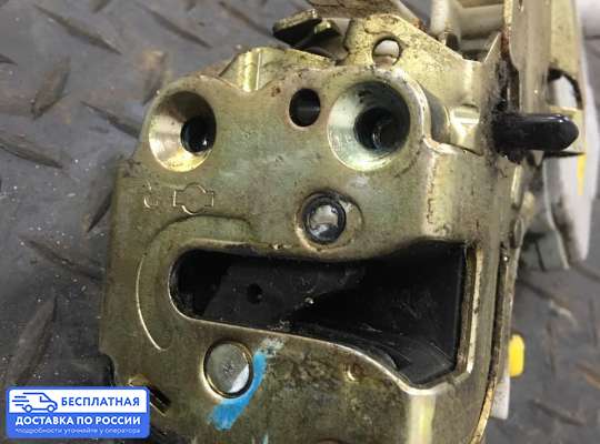 Замок боковой двери на Nissan Terrano II R20