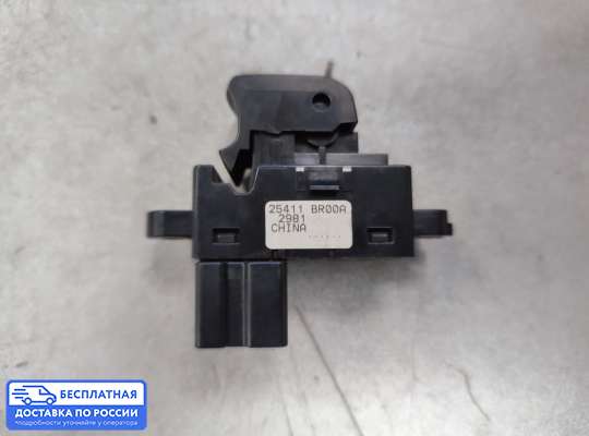 Кнопки стеклоподьемника на Nissan Qashqai I (J10)