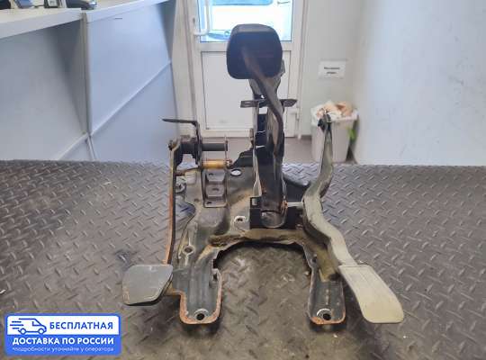 Педальный узел (педаль) на Volkswagen Passat B3 (35i)