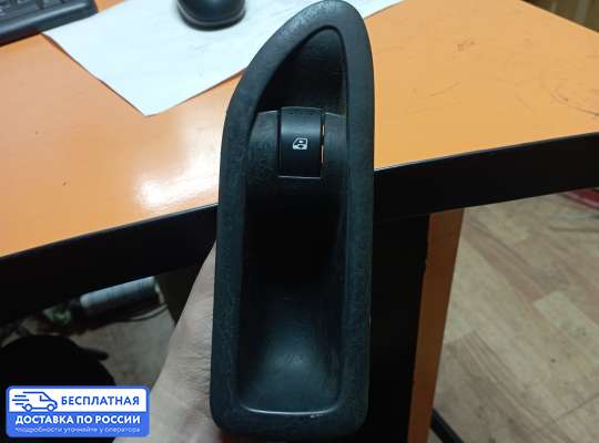 Кнопки стеклоподьемника на Renault Laguna II