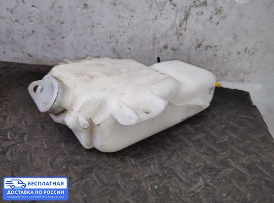 Бачок омывателя на Mitsubishi Pajero II