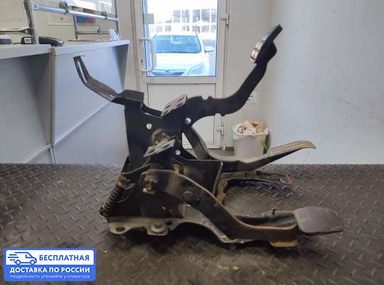 Педальный узел (педаль) на Volkswagen Passat B3 (35i)