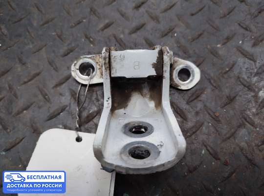Петля двери на Nissan Primera (P12)