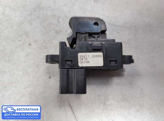 Кнопки стеклоподьемника на Nissan Teana II (J32)