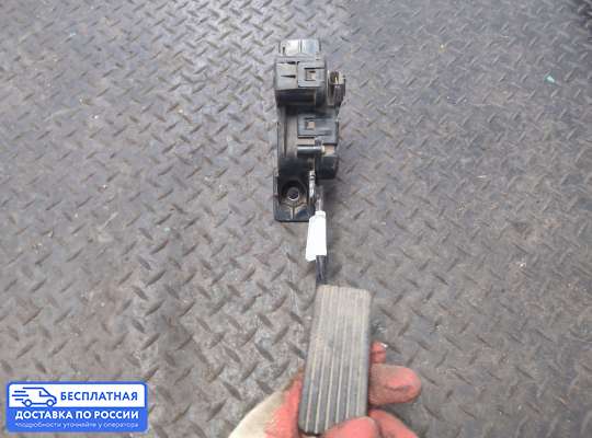 Педальный узел (педаль) на Mitsubishi L200 (KA, KB)