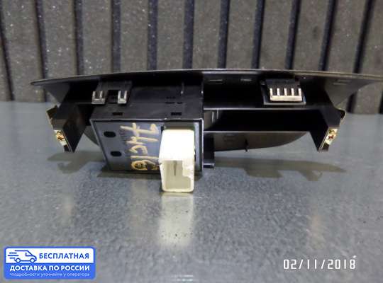 Кнопки стеклоподьемника на Honda Civic VIII (4D, 5D)