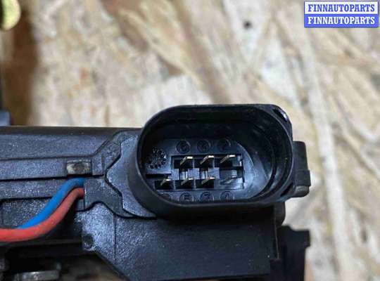 Замок боковой двери на Audi A6 (C5)