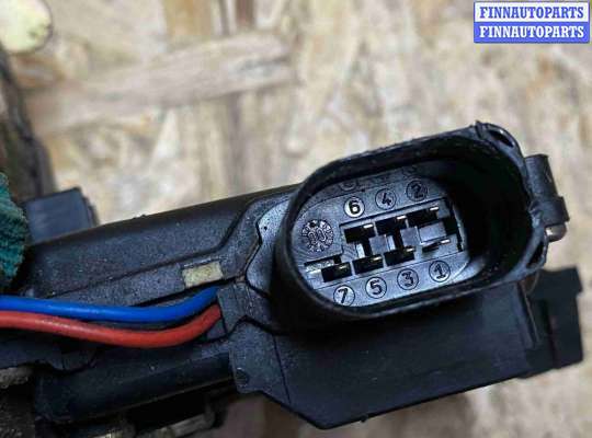 Замок боковой двери на Audi A6 (C5)