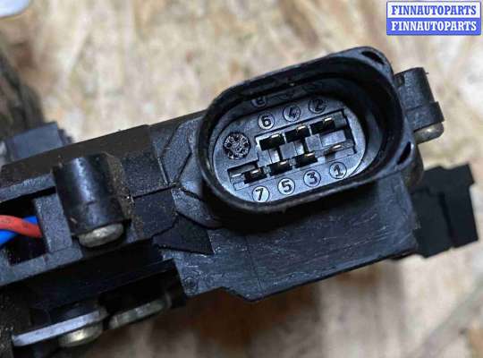 Замок боковой двери на Audi A6 (C5)